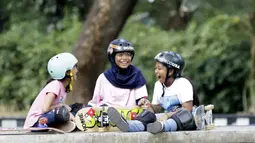 Atlet skateboard Indonesia, Bunga Nyimas Cinta, saat latihan di Skateboard Park, TMII, Jakarta, Sabtu (8/9/2018). Berhasil meraih perunggu, Bunga Nyimas menjadi atlet termuda peraih medali di Asian Games 2018. (Bola.com/M Iqbal Ichsan)
