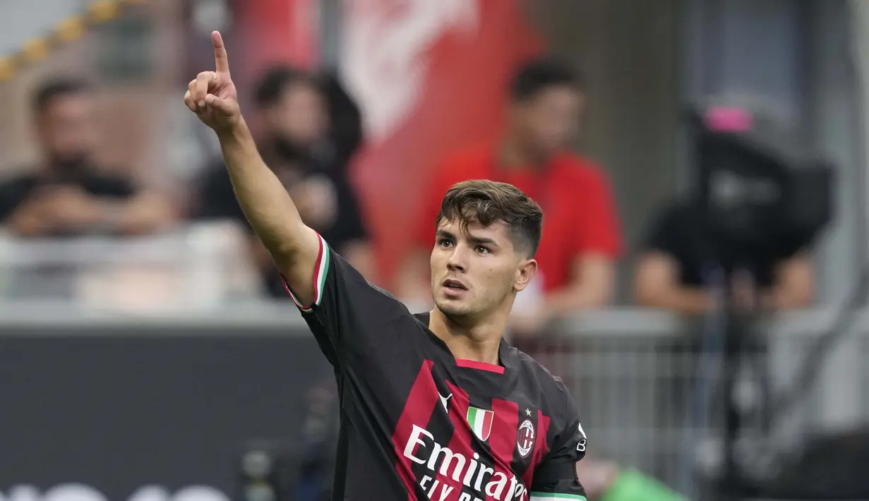 Meski harus bermain imbang 2-2 pada 45 menit pertama, AC Milan mampu unggul cepat pada awal babak kedua. Brahim Diaz sukses membawa AC Milan unggul 3-2 saat babak kedua belum genap satu menit. (AP Photo/Antonio Calanni)