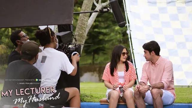 6 Potret Manis Prilly Latuconsina dan Reza Rahadian di Balik Layar Series Terbaru