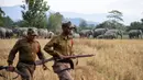 Petugas hutan mengawasi kawanan gajah saat masuk ke permukiman warga Desa Bahampur di kabupaten Nagaon, 155 km timur Guwahati, India (27/12). (AFP Phoyo/Biju Boro)