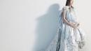 <p>Ia pun tampil anggun dengan gaun silver yang menjutai lengkap dengan heels tertutup warna serupa.&nbsp;@voguekorea/Jungwook Mok</p>