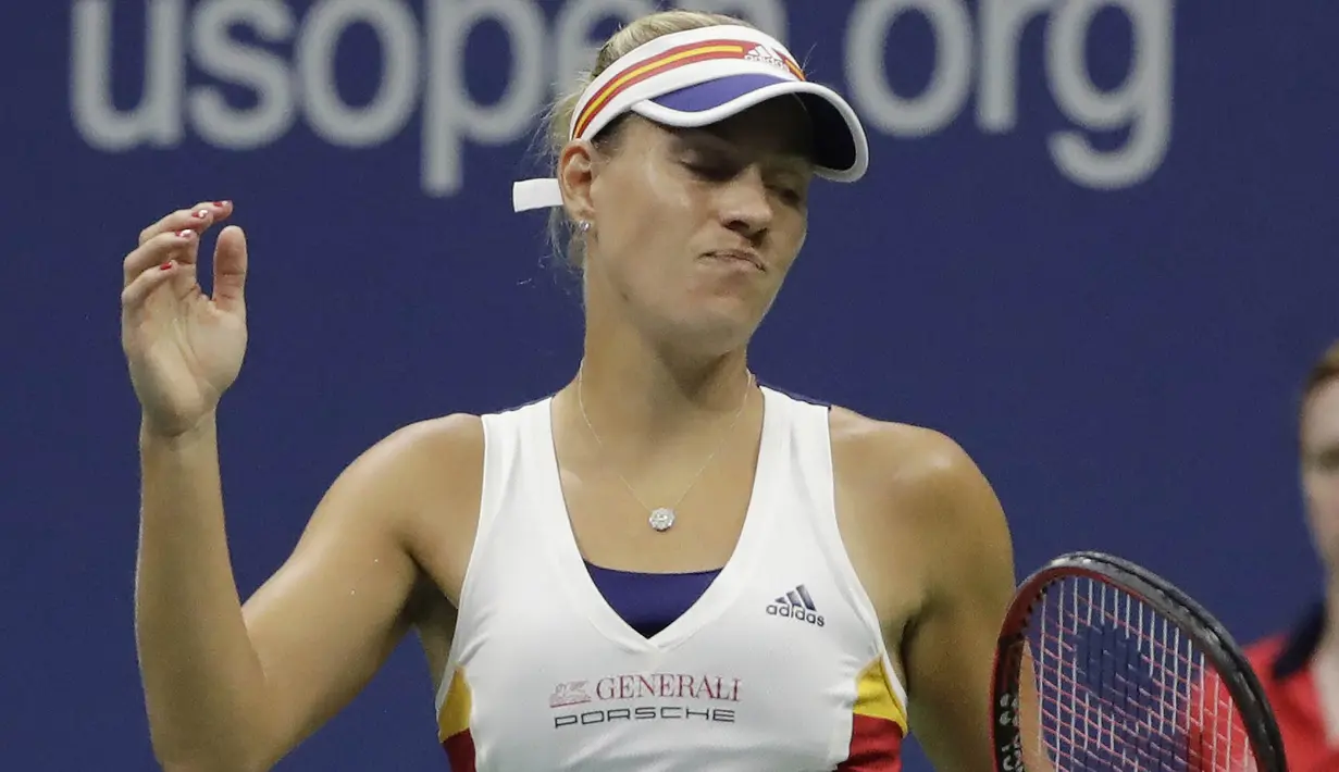 Petenis Jerman, Angelique Kerber, tampak kecewa usai dikalahkan petenis Jepang, Naomi Osaka, pada laga turnamen AS Terbuka 2017 di New York, Selasa (29/8/2017). Angelique Kerber kalah 3-6 dan 1-6 dari Naomi Osaka. (AP/Frank Franklin II)