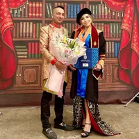 Penyanyi dangdut Eva Belisima baru saja membagikan kabar bahagia. Mantan istri komedian Kiwil itu baru saja menyelesaikan studi S2. Rabu (21/6/2023), Eva didampingi suami Karan Romana, menghadiri acara wisuda S2 yang digelar di ICE BSD, Tangerang. [Instagram/evabelisima_]
