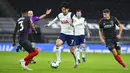 Pemain Tottenham Hotspur, Son Heung-min, menggiring bola saat melawan Brentford pada laga Piala Liga Inggris, di London, Rabu (06/01/2021). Spurs menang dengan skor 2-0. (Glyn Kirk/Pool via AP)