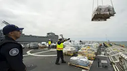 Anggota US Coast Guard saat menyaksikan pembongkaran 33 ton kokain senilai sekitar Rp 13 triliun lebih, di California, Senin (10/8/2015). Kokain tersebut disita dari kapal semi-sumbersible di timur Samudera Pasifik pada Kamis (6/8). (REUTERS/Mike Blake)