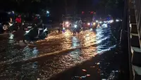 Jalan Daan Mogot Masih Banjir Senin Malam, Lalu Lintas Macet Parah