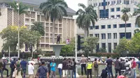 Polisi menangkap seorang pria yang nekat naik ke tugu kolam yang berada di depan Patung Kuda, Jalan Merdeka Barat, Jakarta Pusat. Belum diketahui alasan aksi nekat tersebut dilakukan.