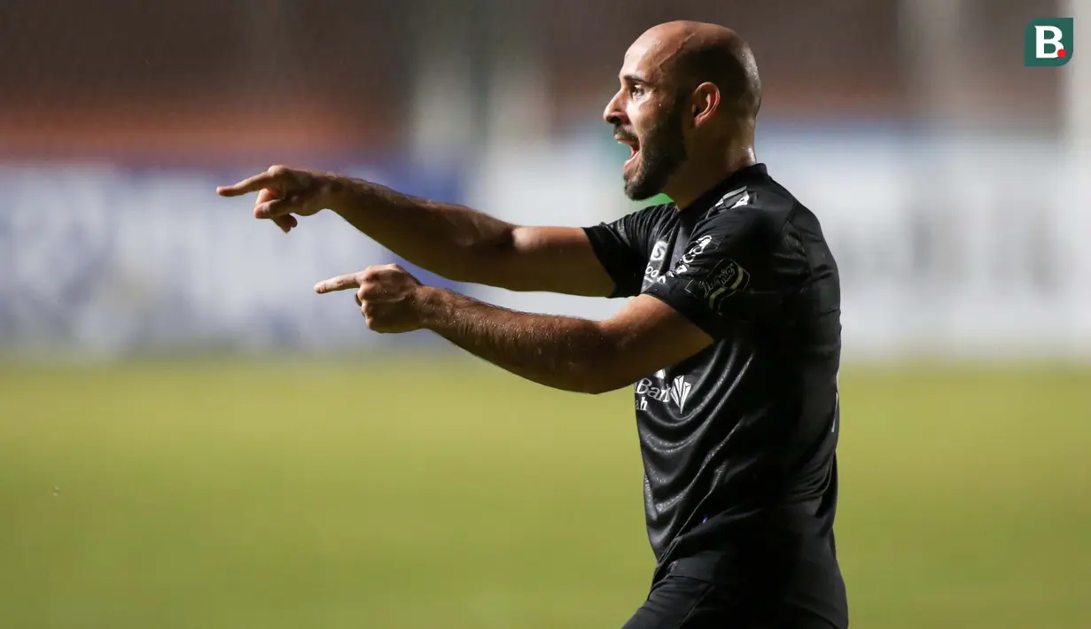 Mohammed Rashid mencatatkan namanya di papan skor setelah menerima bola muntah halauan pemain Persela. (Bola.com/Bagaskara Lazuardi)