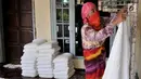 Pekerja saat melakukan pemotongan kain di salah satu industri rumahan di Desa Krajan, Mojolaban, Sukoharjo, Jawa Tengah, Senin (10/6/2019). (merdeka.com/Iqbal S. Nugroho)