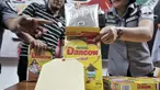 Petugas menunjukkan barang bukti heroin di Mapolda Metro Jaya, Jakarta, Kamis (12/12/2019). Subdit I Ditresnarkoba Polda Metro Jaya mengungkap jaringan narkoba jenis heroin yang melibatkan WN Pakistan berinisial SH, diduga merupakan bandar. (merdeka.com/Iqbal S. Nugroho)