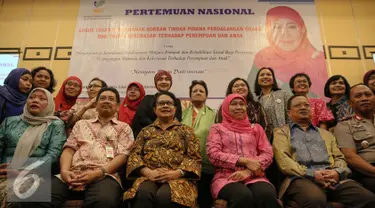 Menteri Sosial Khofifah Indar Parawansa (ketiga kanan) dan Menteri Pemberdayaan Perempuan dan Perlindungan Anak Yohana Yambise (ketiga kiri) berfoto bersama usai Pertemuan Nasional di Jakarta, Jumat (27/11/2015). (Liputan6.com/Faizal Fanani)