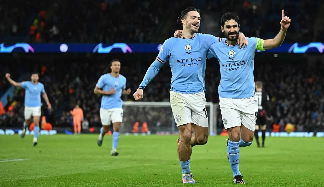 <p>Pemain Manchester City, Ilkay Gundogan melakukan selebrasi bersama rekannya, Kevin De Bruyne setelah mencetak gol keempat timnya ke gawang RB Leipzig pada laga leg kedua 16 Besar Liga Champions 2022/2023 di Etihad Stadium, Manchester, Rabu (15/03/2023). The Cityzens berhasil melaju ke babak perempat final setelah berhasil menang dengan skor 7-0. (AFP/Oli Scarff)</p>