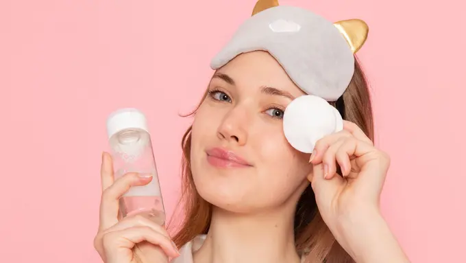 5 Langkah Membersihkan Makeup dengan Micellar Water agar Kulit Tetap Bersih, Lembap, dan Sehat