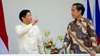 Presiden Indonesia Joko Widodo atau Jokowi (kanan) berbincang dengan Presiden Filipina Ferdinand Marcos Jr (kiri) saat pertemuan di Istana Kepresidenan Bogor, Bogor, Jawa Barat, Senin (5/9/2022). Kemenangan Marcos Jr disebut tak lepas dari TikTok dan generasi muda yang tidak tahu pemerintahan diktator Marcos. (AP Photo/Achmad Ibrahim, Pool)