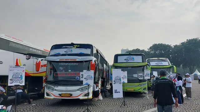 Menteri BUMN Erick Thohir memberangkatkan puluhan ribu peserta mudik gratis BUMN, di Monumen Nasional, Jakarta, Jumat (5/4/2024). (Arief/Liputan6.com)