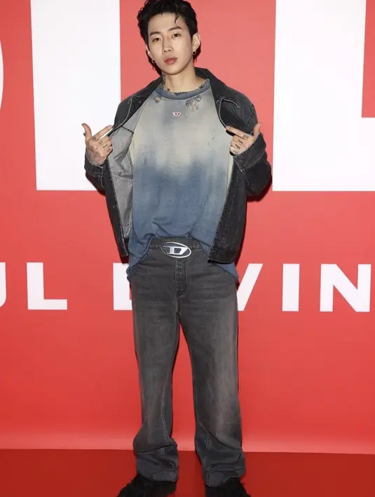 Jay Park hadir di Milan Fashion Week untuk menghadiri fashion show Diesel. Ia mengenakan jaket dan celana denim. Dipadukan inner kaos tie dienya. (@moresojuplease)