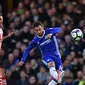 Gelandang Chelsea, Eden Hazard, berusaha membobol gawang Southampton pada laga Premier League di Stadion Stamford Bridge, London, Selasa (25/4/2017). Chelsea menang 4-2 atas Southampton. (AFP/Glyn Kirk)