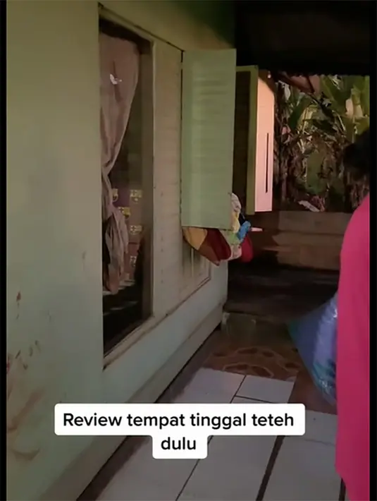 Berikut beberapa potret rumah yang ditinggali Imel PC saat masih SD. Seperti diketahaui, Imel kelahiran Garut 34 tahun lalu. [TikTok/imelputricahyatiofficial]