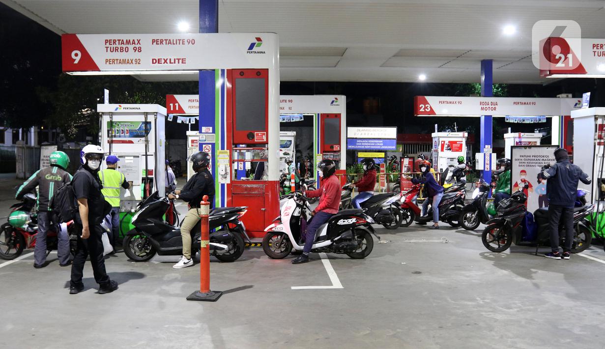 Sejumlah kendaraan mengisi bahan bakar minyak (BBM) di sebuah SPBU di Jakarta, Kamis (31/3/2022). PT Pertamina (Persero) akan memberlakukan tarif baru BBM jenis Pertamax menjadi Rp 12.500 pada 1 April 2022. (Liputan6.com/Herman Zakharia)