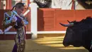 Matador Spanyol Cristina Sanchez menghadapi banteng di arena adu banteng di Cuenca pada tanggal 20 Agustus 2016. (AFP PHOTO / PEDRO ARMESTRE)