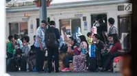Sejumlah orang berjalan keluar dari Stasiun Bekasi, Jawa Barat, Jumat (19/5). Akibat Stasiun Klender terbakar, satu demi satu penumpang di Stasiun Bekasi memilih mencari moda transportasi lainnya. (Liputan6.com/Gempur M Surya)