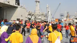 Citizen6, Tanjung Priok: Segenap karyawan Bank Mandiri Area Tanjung Priok melaksanakan senam aerobik dalam kegiatan  Employee gathering  di Geladak Helly KRI Banda Aceh-593, Mako, Tanjung Priok, Jakarta pada, Minggu (1/7). (Pengirim: Dispenkolinlamil)