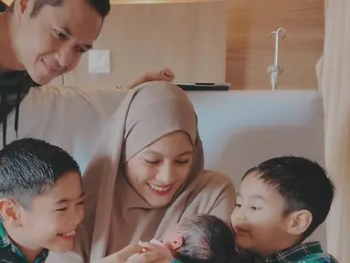 Alyssa Soebandono terbilang aktif mengunggan momen semasa hamil ketiga melalui media sosial. Tentu saja, kelahiran putri pertama sekaligus anak ketiga ini juga tak lepas dari sorotan netizen. (Liputan6.com/IG/@ichasoebandono)