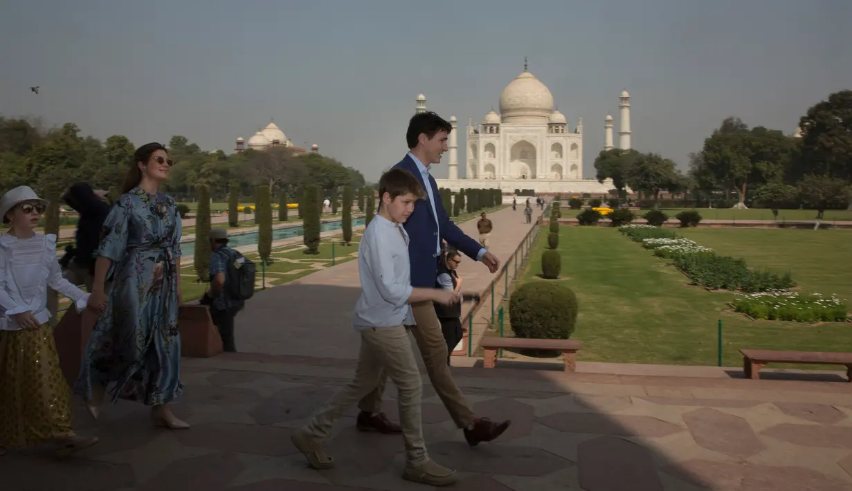 PM Kanada Justin Trudeau bersama sang istri, Sophie Gregoire Trudeau serta tiga anaknya meninggalkan monumen legendaris Taj Mahal di Agra, India, Minggu (18/2). PM Kanada mengajak keluarganya ke Taj Mahal di sela-sela kunjungan ke India (AP/Manish Swarup)