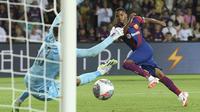 Pemain Barcelona, Ansu Fati (kanan) mencetak gol ketiga timnya ke gawang Tottenham Hotspur pada laga Piala Joan Gamper edisi ke-58 di Estadi Olimpic Lluis Companys, Barcelona, 9 Agustus 2023 WIB. (AFP/Pau Barrena)