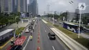 Sejumlah kendaraan melintas di Jalan Sudirman, Jakarta, Senin (8/6/2020). Pemda DKI Jakarta menetapkan mulai dibuka transisi dari aktivitas masyarakat kegiatan perkantoran dan bisnis. (merdeka.com/Dwi Narwoko)