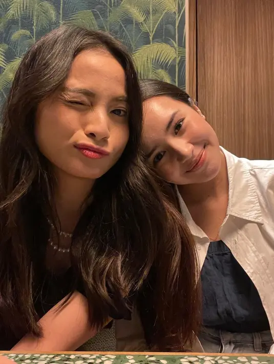 Acha Septriasa dan Beby Tsabina pernah terlibat dalam film Layla Majnun yang proses syutingnya dilakukan pada tahun 2019. Meski hanya main bareng dalam satu film, rupanya Acha dan Beby cukup akrab. Perbedaan usia 13 tahun tidak mengurangi kekompakan mereka. (Foto: Instagram/@septriasaacha)