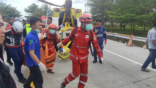 Proses evakuasi penumpang bus pariwisata di Tol Pemalang-Batang.