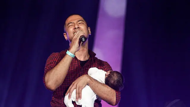 Marcell Bernyanyi Sambil Gendong Anak di Konser Syukuran Rakyat