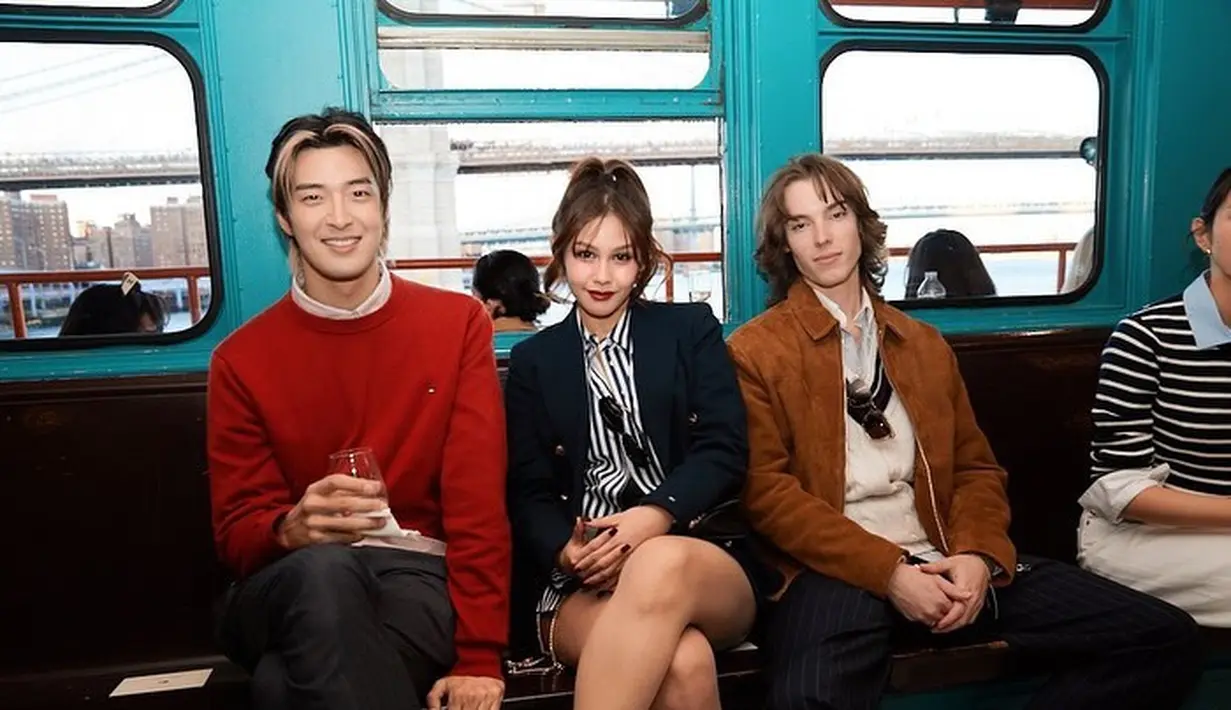 Digelar di atas kapal, keduanya saksikan fashion show dengan tampilan stylish mengenakan rok mini [@vaneshaass]