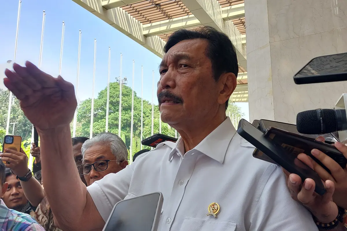 Menteri Koordinator Bidang Kemaritiman dan Investasi, Luhut Binsar Pandjaitan ditemui di JCC Senayan, Jakarta, Rabu (14/8/2024). Menko Luhut mengungkap mengenai masa depan PLTU Suralaya. (Arief/Liputan6.com)