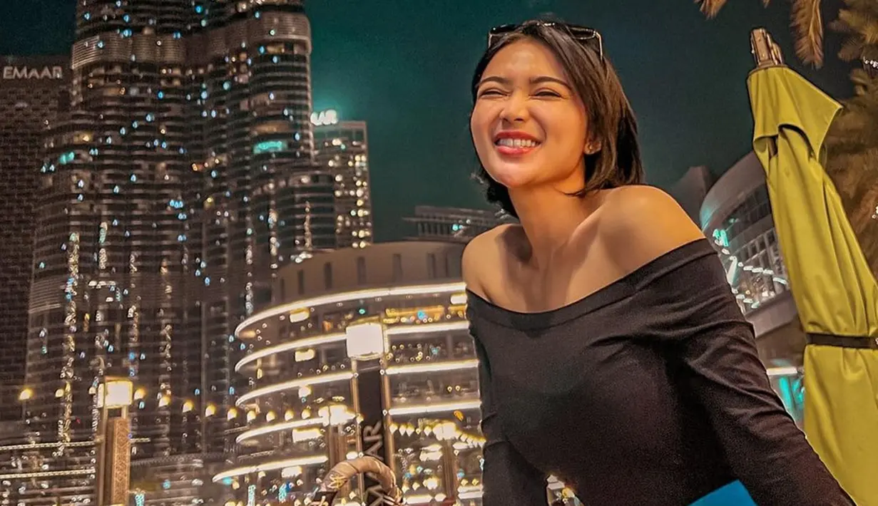 Gaya kasual Wika Salim dengan busana off shoulder ini pun tak lepas dari perhatian netizen. Dirinya tampil sederhana dengan busana hitam lengkap dengan kacamata saat berlibur di Dubai. (Liputan6.com/IG/@wikasalim)