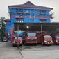 Sejumlah mobil DPKP Kota Depok yang terparkir di Mako DPKP Kota Depok. (Liputan6.com/Dicky Agung Prihanto).