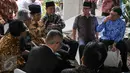 Presiden Jokowi tampak hadir melayat jenazah Suhardiman di rumah duka, Cipete, Cilandak, Jakarta, Senin (14/12/2015). Almarhum disemayamkan dengan cara militer di rumah duka di Jalan Kramat Batu, Cipete, Jakarta (Liputan6.com/Yoppy Renato)