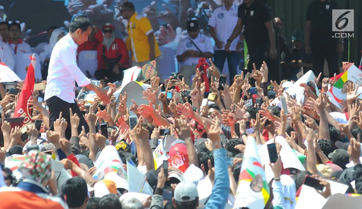 Capres 01 Joko Widodo bersalaman dengan pendukungnya saat kampanye terbuka di Kabupaten Cirebon, Jumat (5/4). Jokowi mengajak masyarakat Cirebon, untuk datang ke TPS dan meminta masyarakat untuk mencoblos surat suara yang fotonya memakai baju putih. (Liputan6 com/Angga Yuniar)