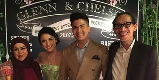 Pasangan artis Glenn Alinskie dan Chelsea Olivia di acara pertunangan mereka. Sebagai sahabat, Melly Goeslaw dan Anto Hoed pun turut hadir dalam  momen bahagia tersebut. (Photo : Instagram)