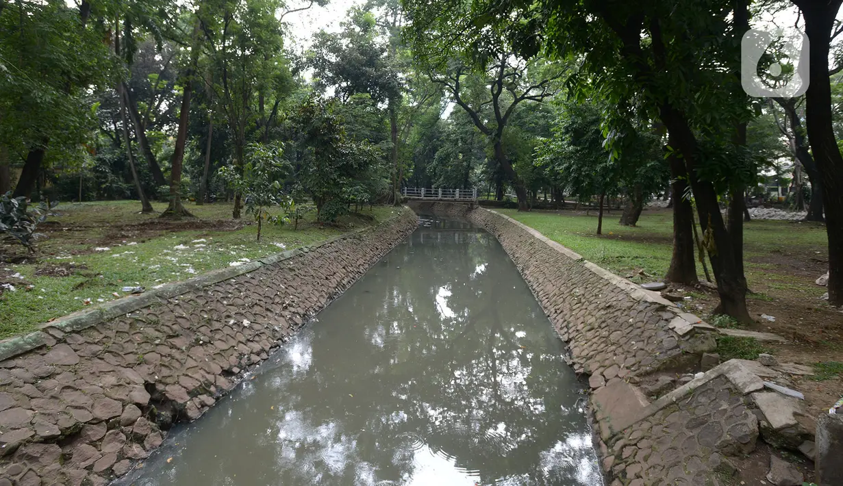 Kondisi Taman Tebet, Jakarta, Rabu (4/11/2020). Pemprov DKI berencana merevitalisasi Taman Tebet menjadi Tebet Eco Garden dengan membuat Infinity Connecting Bridge untuk menghubungkan Taman Tebet Utara dan Taman Tebet Selatan yang selama ini terpisah oleh Jalan Raya Tebet. (merdeka.com/Imam Buhori)