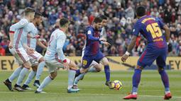 Gelandang Barcelona, Lionel Messi, berusaha melewati kepungan pemain Celta Vigo pada laga La Liga Spanyol di Stadion Camp Nou, Katalonia, Sabtu (2/12/2017). Kedua klub bermain imbang 2-2. (AFP/Pau Barrena)