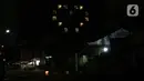 Salah satu hotel di kawasan Jalan Suryakencana Kota Bogor menyalakan sebagian lampu kamarnya hingga membentuk gambar hati, Jumat (10/4/2020). Gambar hati ini bentuk solidaritas keprihatinan sejumlah hotel di Indonesia atas pandemi Covid-19. (Liputan6.com/Helmi Fithriansyah)