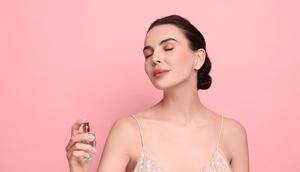 Ilustrasi perempuan menyemprotkan parfum. (c) NewAfrica/Depositphotos
