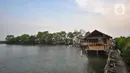 Suasana Taman Wisata Hutan Bakau (Mangrove) di Desa Segarajaya, Tarumajaya, Bekasi, Jawa Barat (24/11/2019). Taman wisata ini memliki ikon Jembatan Cinta yang menjadi salah satu destinasi favorit warga, baik dari dalam maupun luar Bekasi. (merdeka.com/Iqbal S. Nugroho)