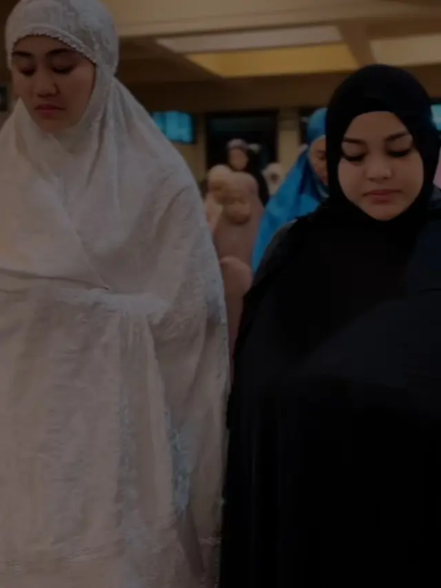 Aurel Hermansyah Shalat Tarawih Malam Pertama. [@aurelie.hermansyah]