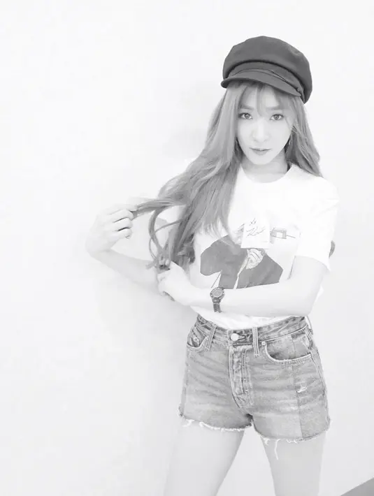 "Aku sadar jika kadang-kadang kita harus memperlihatkan jati diri, bukan demi orang lain tetapi demi diri sendiri. Dan benar-benar merasa nyaman dengan diri sendiri," tuturnya. (Foto: instagram.com/tiffanyyoungofficial)