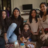Acara tedak siten anak Bimbim Slank. (Rivan Yuristiawan/Bintang.com)