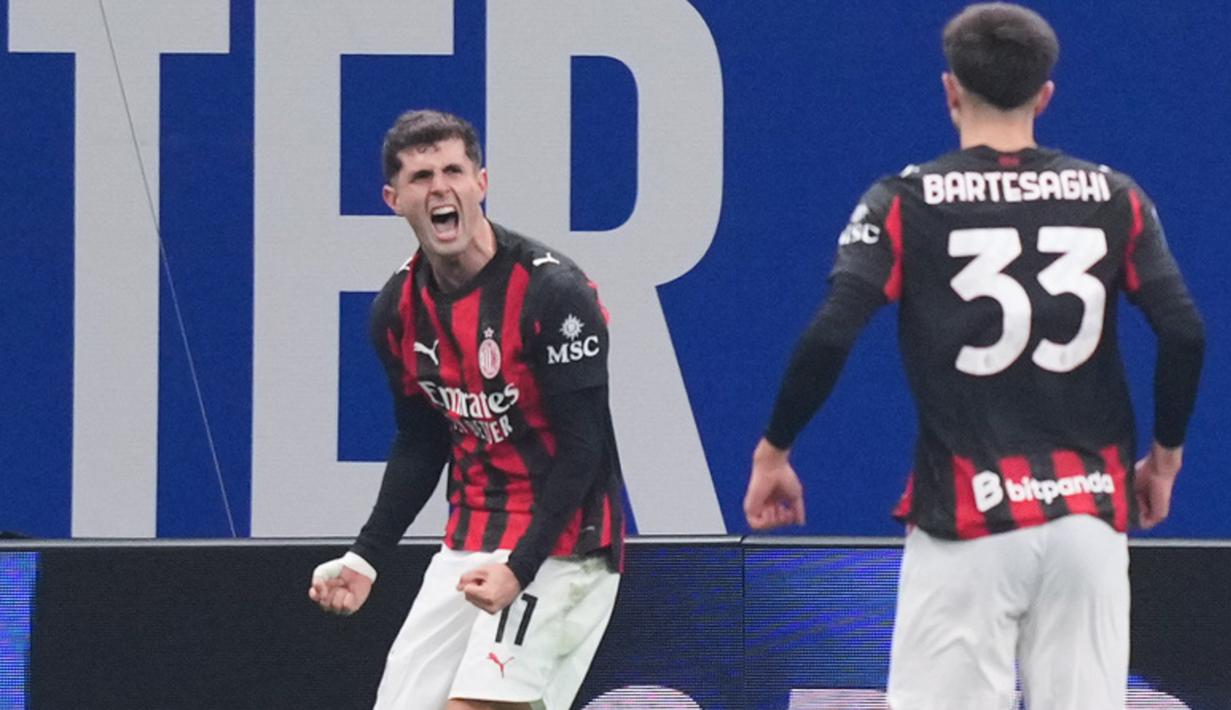 Pemain AC Milan, Christian Pulisic, melakukan selebrasi setelah mencetak gol ke gawang Inter Milan pada laga Italia di Stadion Giuseppe Meazza, Senin (2411/2025). (AP Photo/Antonio Calanni)