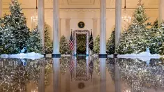 Ruangan The Grand Foyer dan Cross Hall dihiasi sejumlah pohon cemara yang didekorasi untuk perayaan Natal dengan tema "The Nutcracker Suite" " di Gedung Putih, Washington DC, Senin (27/11). (AP Photo/Carolyn Kaster)